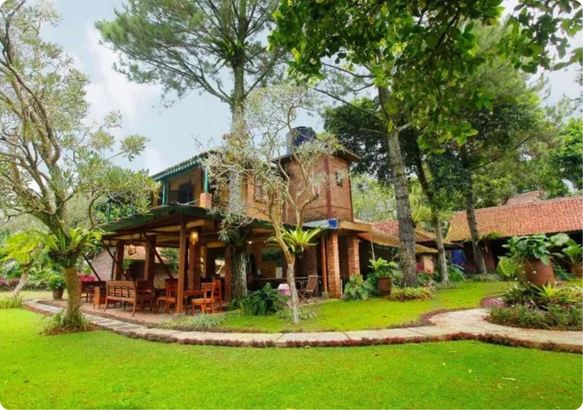 Bangunan utama dan area hijau Katumbiri Resort