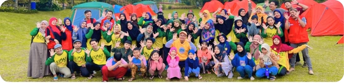 Peserta Kemah Dongeng berfoto bersama di area perkemahan