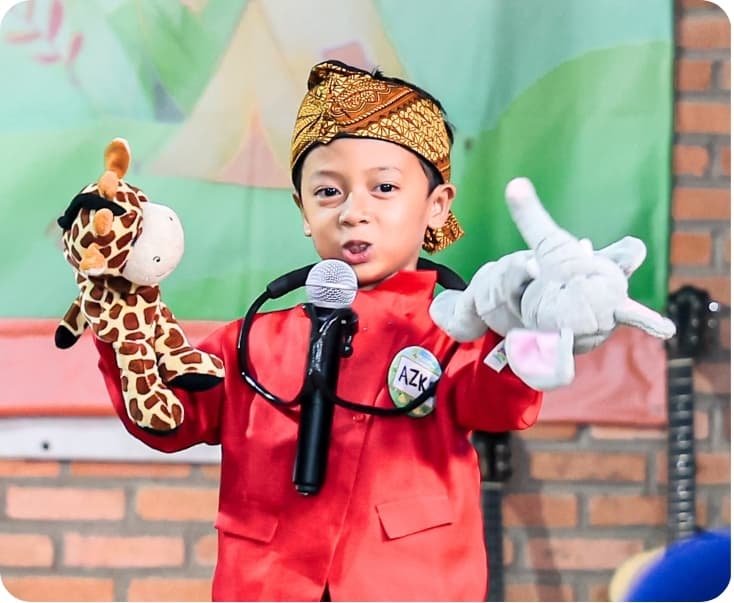 Pendongeng anak tampil dengan boneka tangan