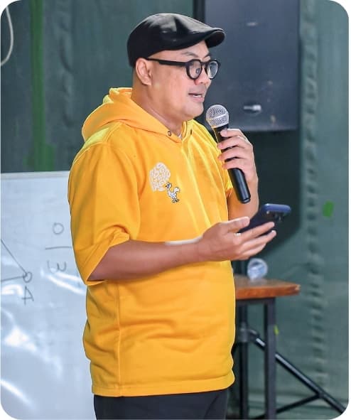 Fasilitator Kemah Dongeng berbicara di depan peserta