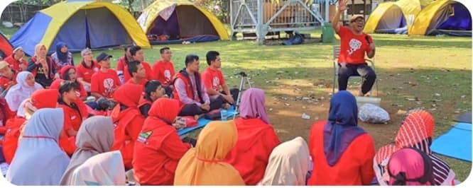 Sesi belajar luar ruang di area tenda Kemah Dongeng