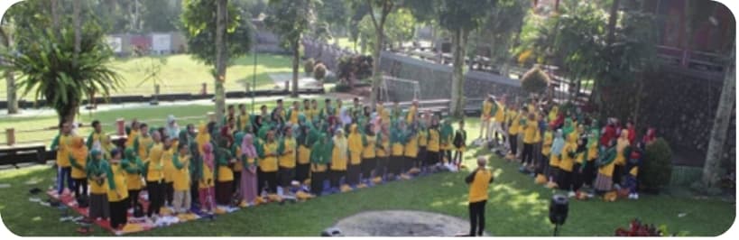 Peserta membentuk lingkaran dalam kegiatan Kemah Dongeng