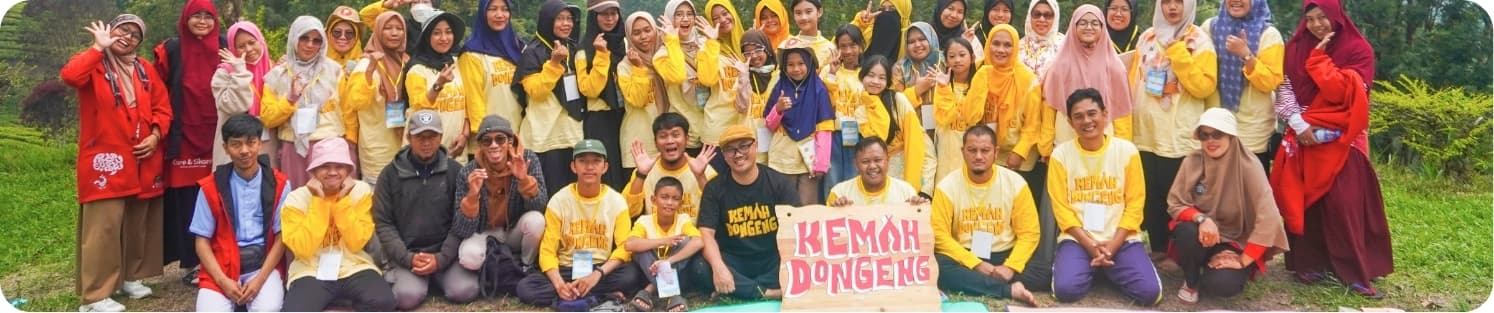 Foto kelompok peserta dan mentor Kemah Dongeng