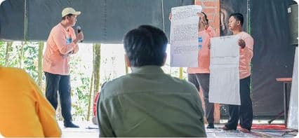Presentasi kelompok dalam pelatihan Kemah Dongeng