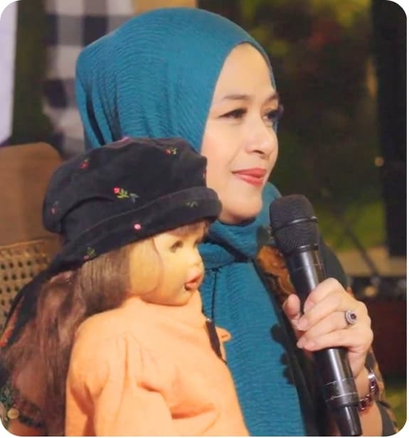 Pendongeng perempuan tampil bersama boneka cerita